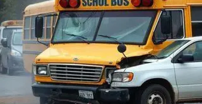 acidente com van escolar e micro-ônibus