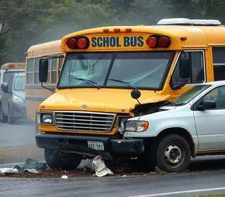 acidente com van escolar e micro-ônibus