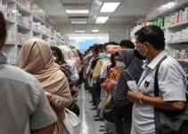 pacientes enfrentam fila gigante na única farmácia de remédio caro de Guarulhos