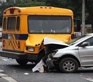 acidente grave com van escolar em Guarulhos