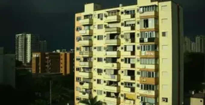 moradora foi flagrada xingando e humilhando zelador