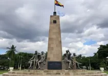 Dudu Camargo visita o memorial da banda Mamonas Assassinas
