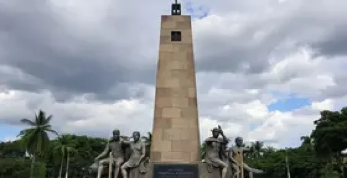 Dudu Camargo visita o memorial da banda Mamonas Assassinas