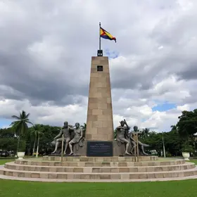 Dudu Camargo visita o memorial da banda Mamonas Assassinas