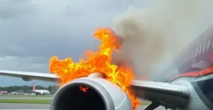 motor de avião em chamas